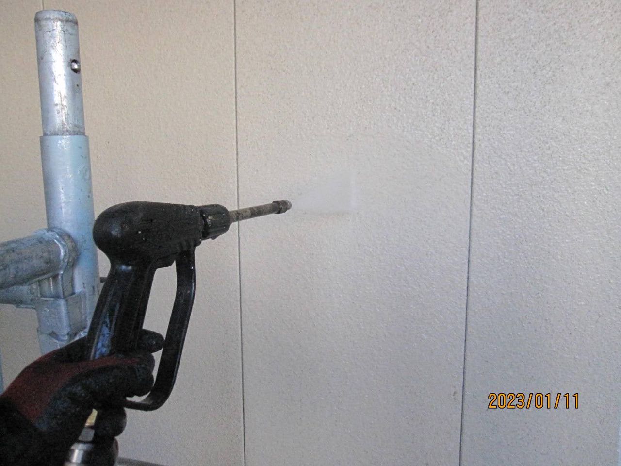 高圧洗浄します。