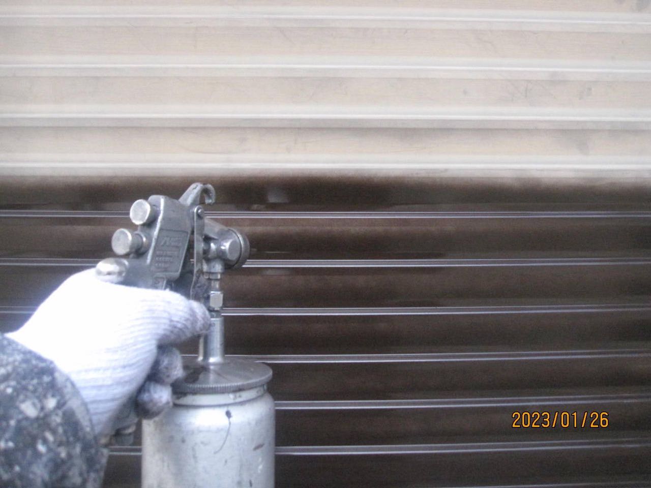 仕上げ塗装1回目です。