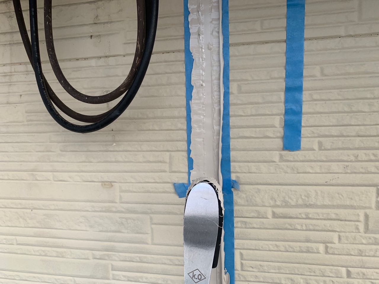 へらで押さえ込みます。