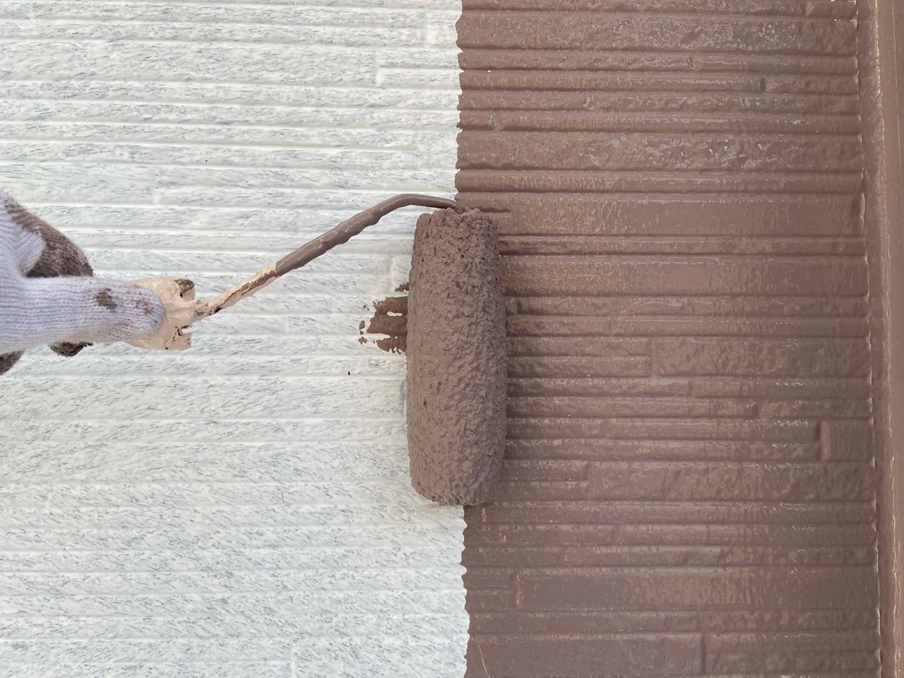 仕上げ塗装1回目です。