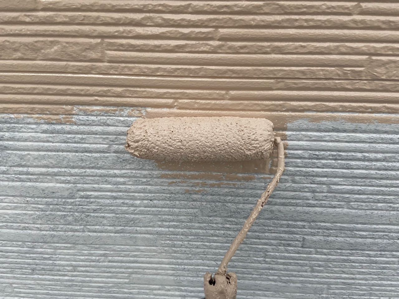 仕上げ塗装1回目です。