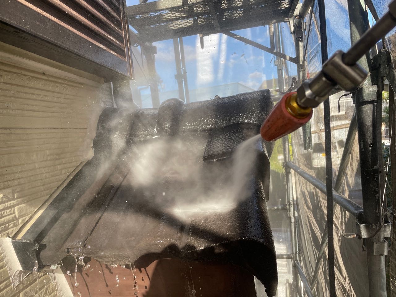 高圧洗浄します。