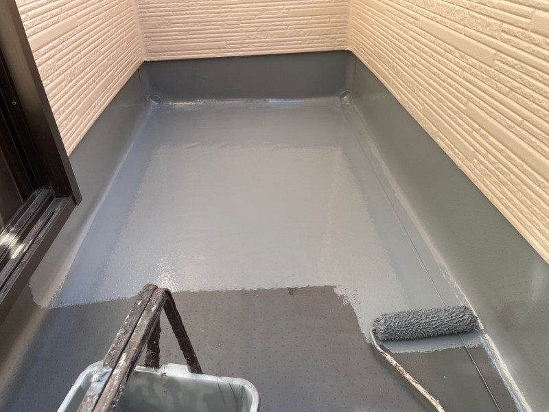 ウレタン防水塗布1回目。
