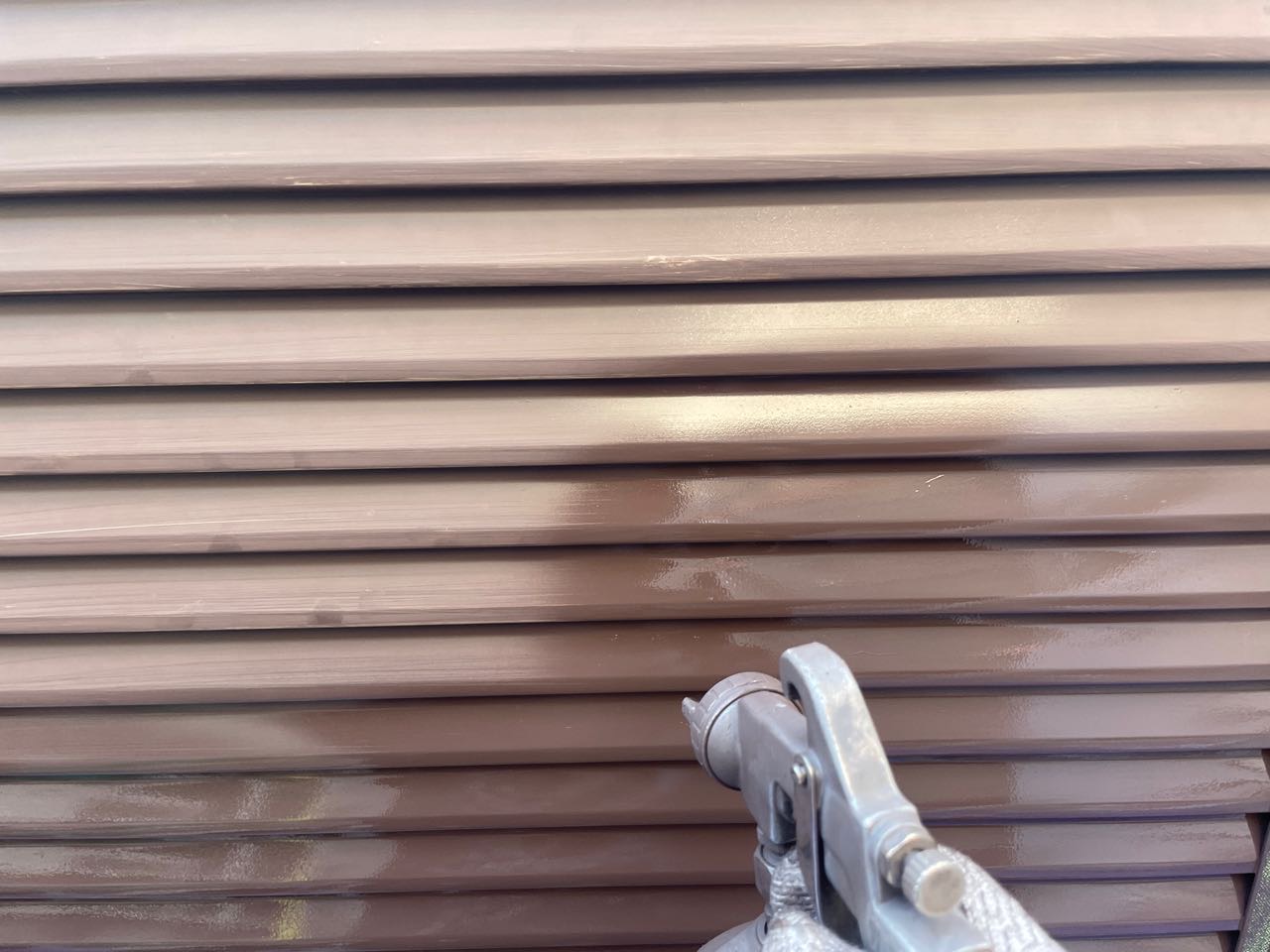 仕上げ塗装1回目です。