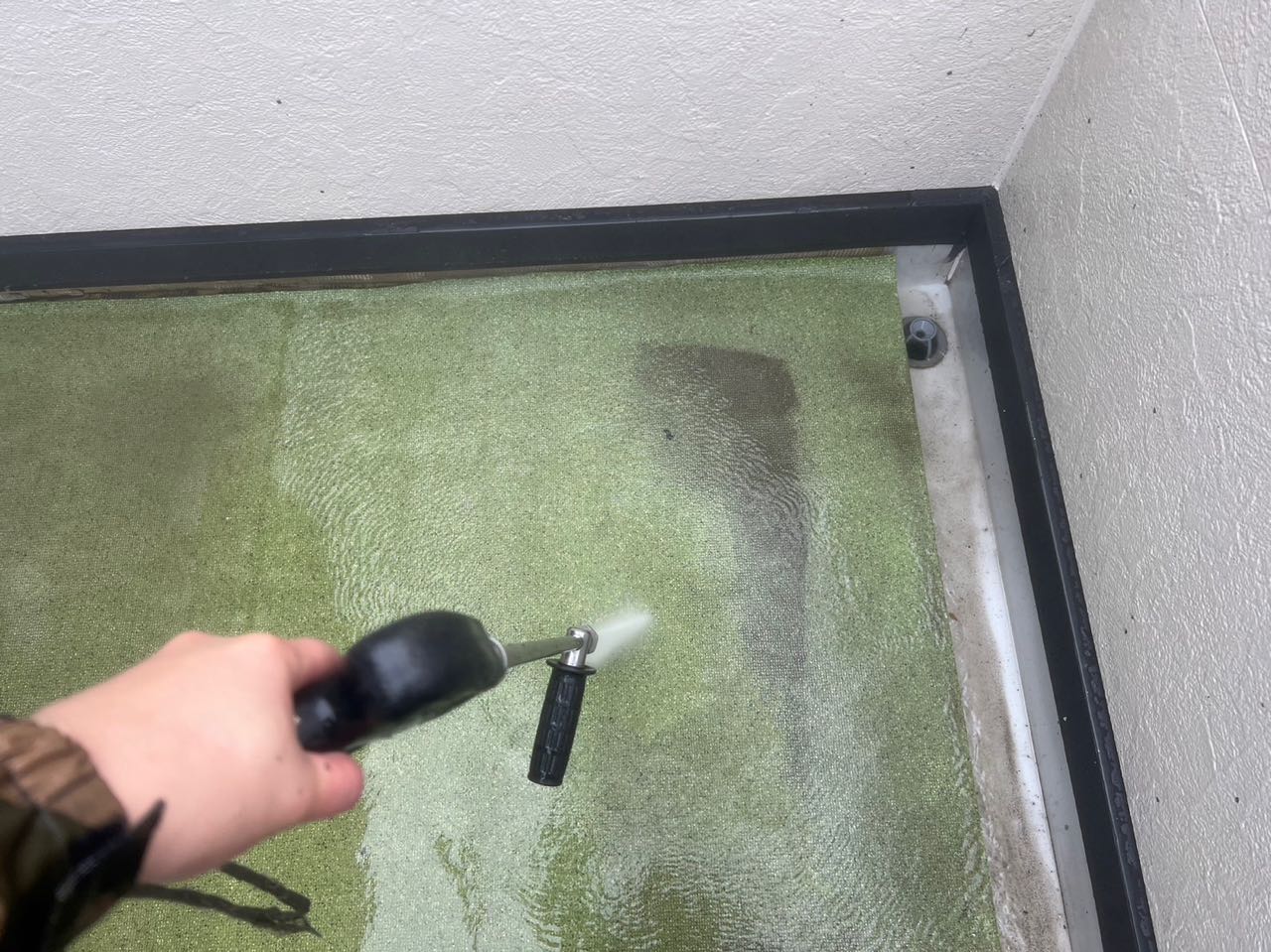 高圧洗浄します。