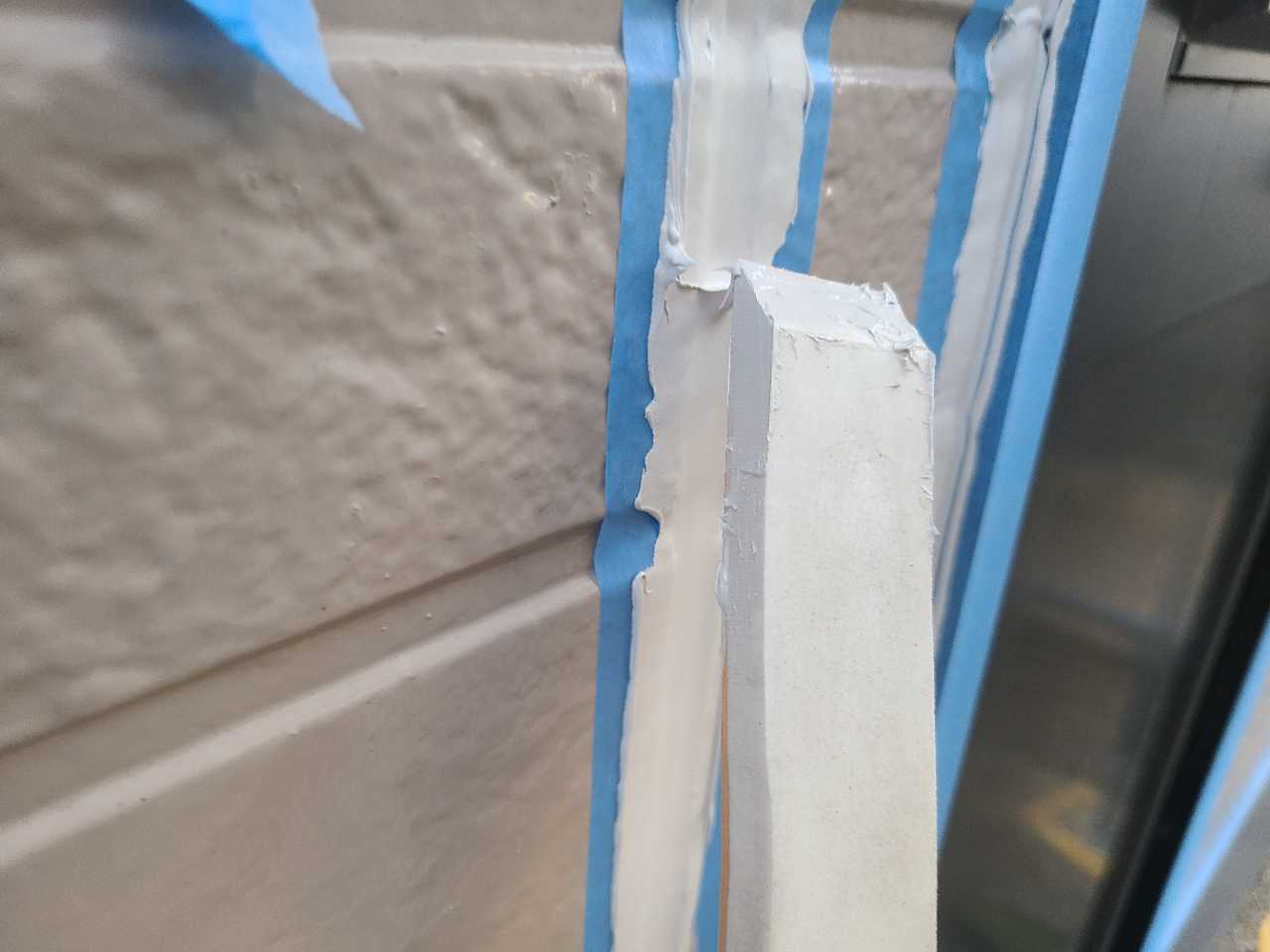 へらで押さえ込みます。