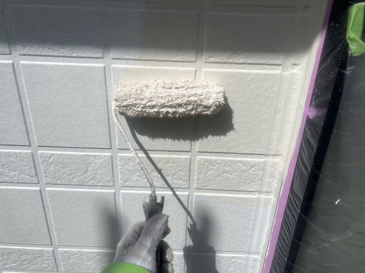 仕上げ塗装1回目です。