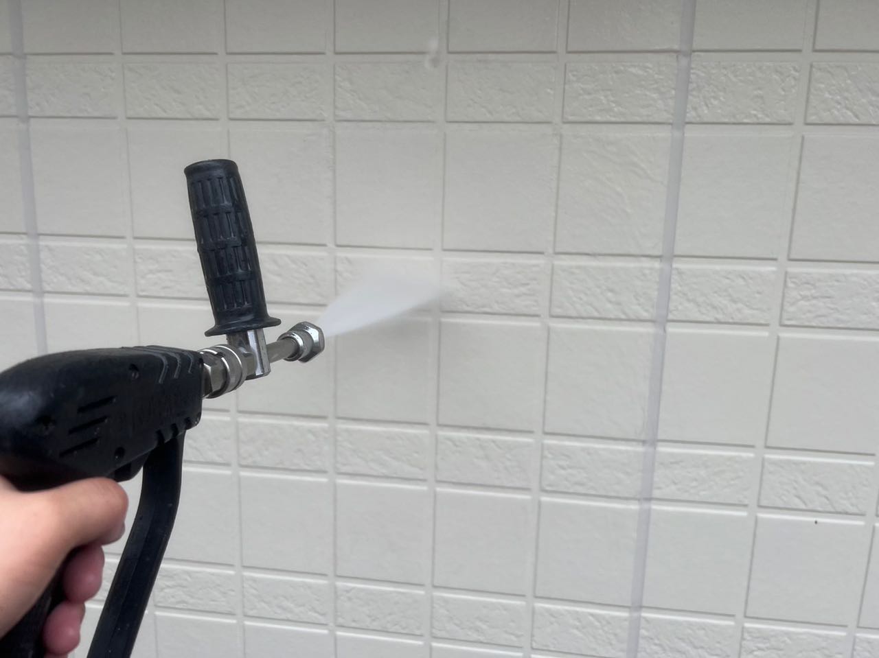 高圧洗浄します。