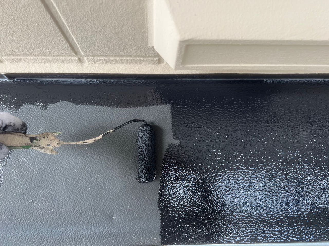 仕上げ塗装1回目です。