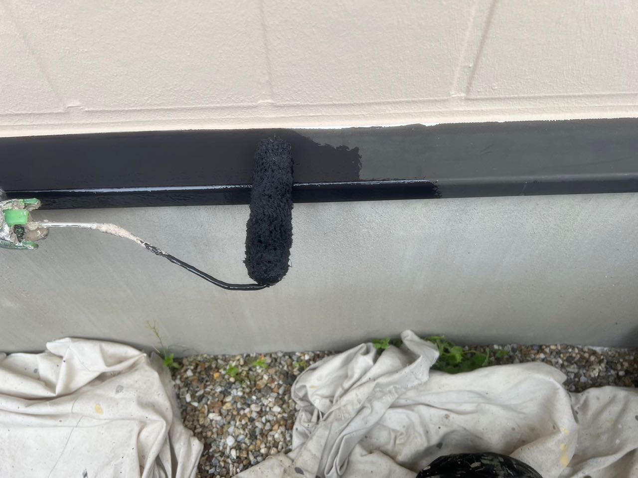 仕上げ塗装1回目です。