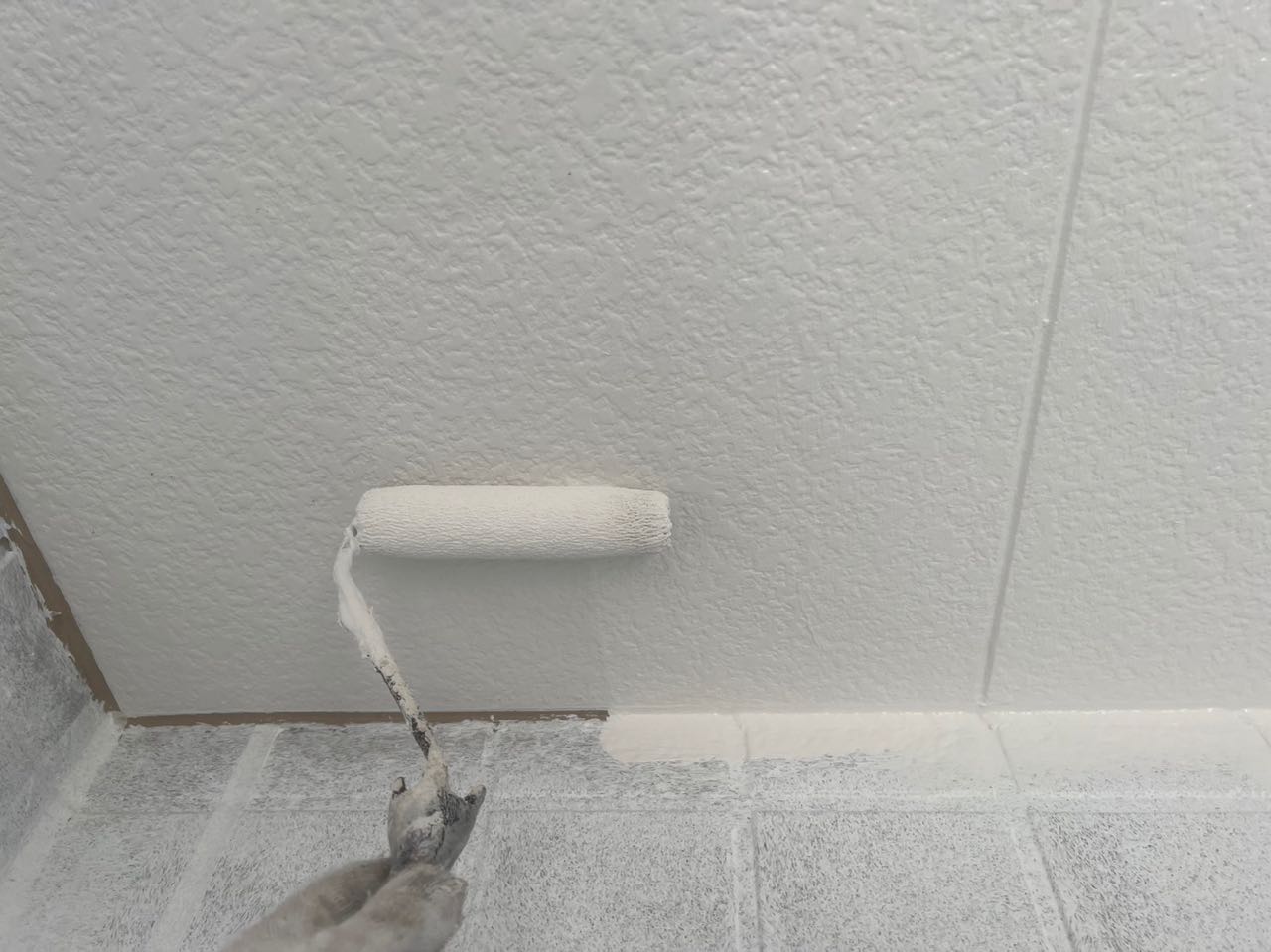 仕上げ塗装1回目です。