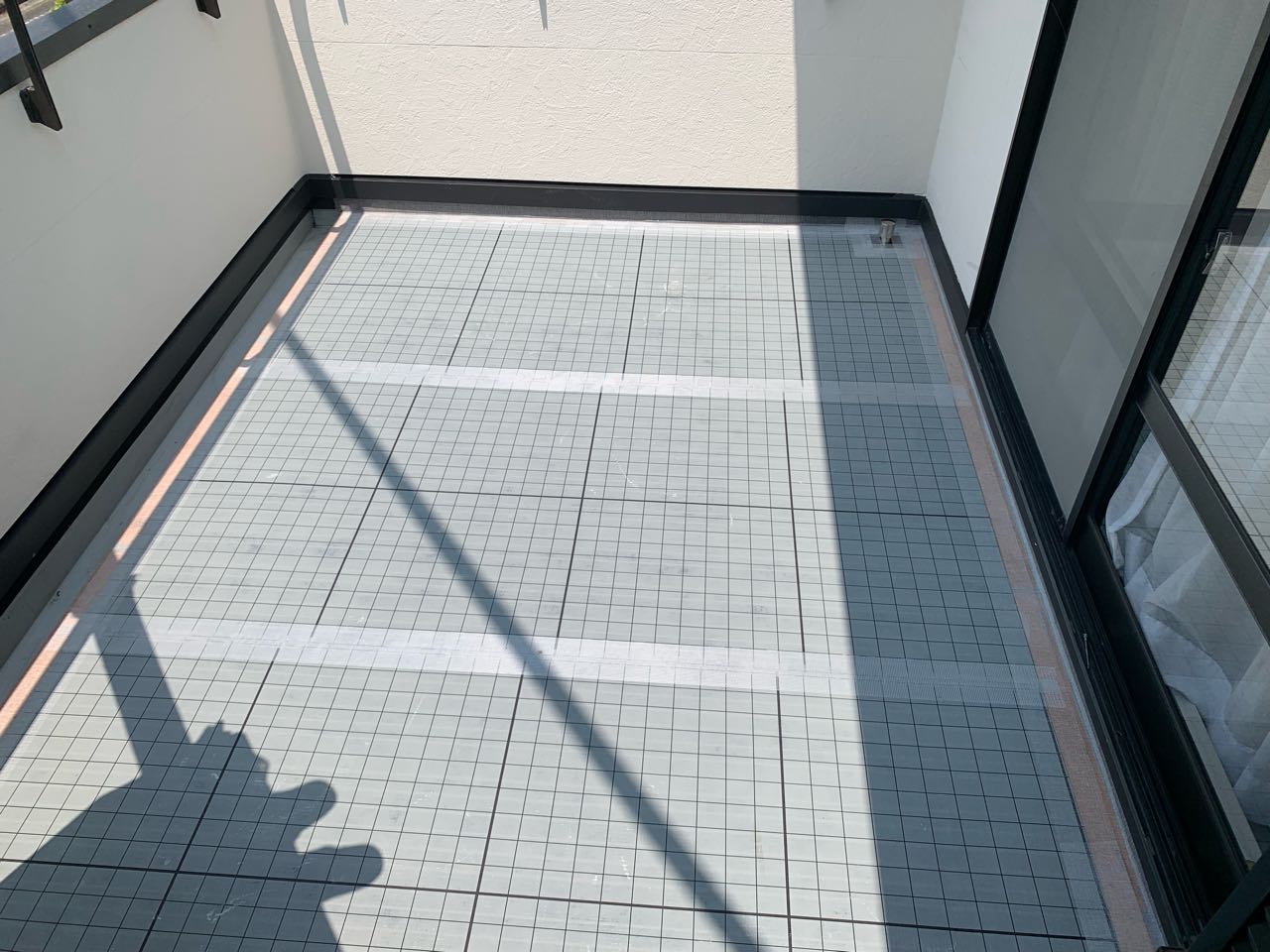 自着シートを張ります。