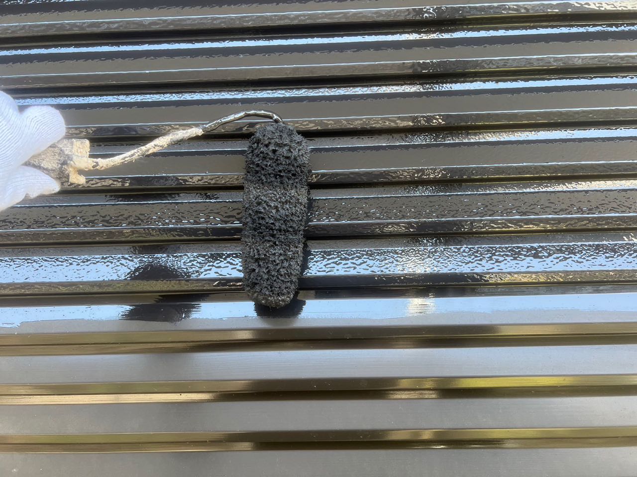 仕上げ塗装1回目です。