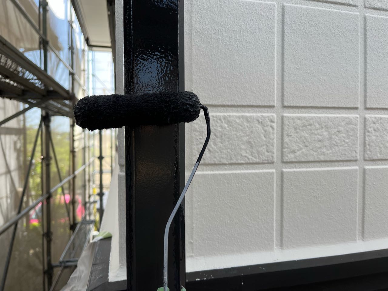 仕上げ塗装1回目です。