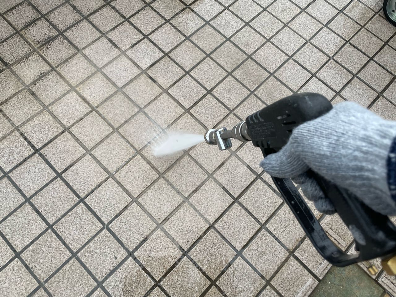 高圧洗浄します。