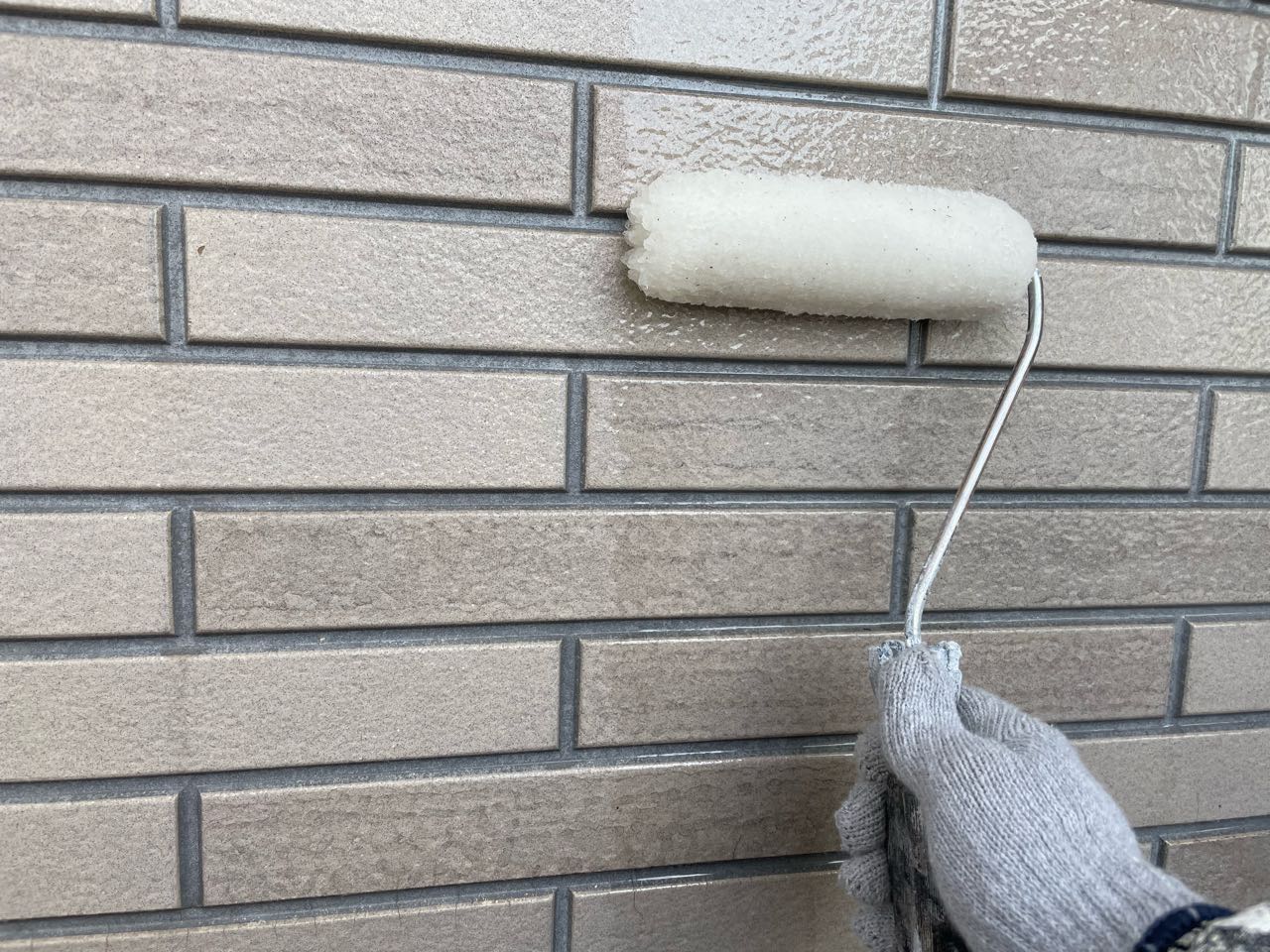 仕上げ塗装1回目です。