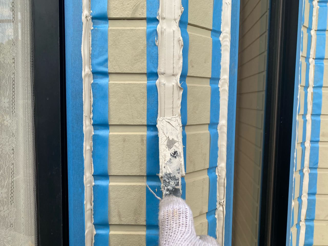 へらで押さえ込みます。