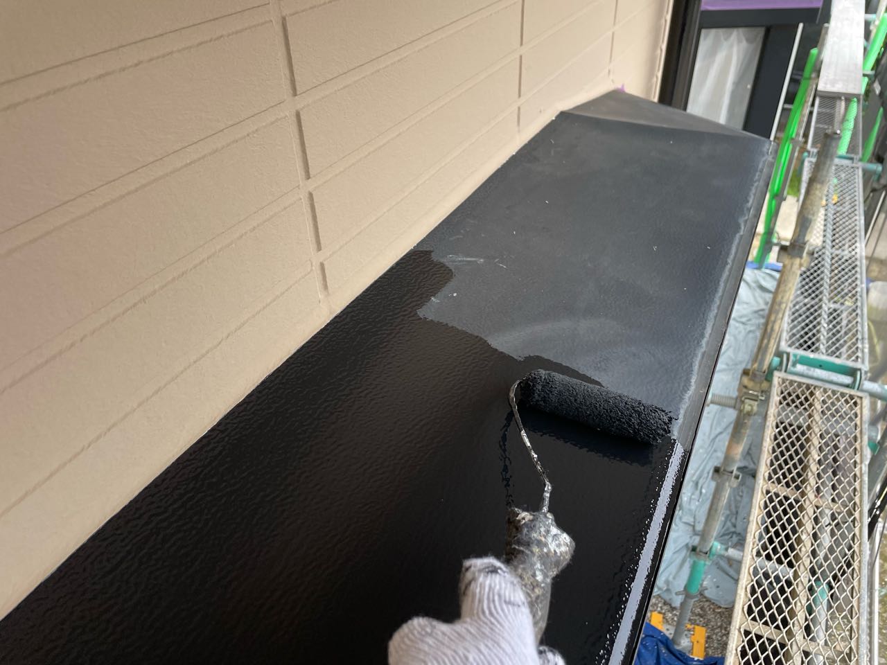 仕上げ塗装1回目です。