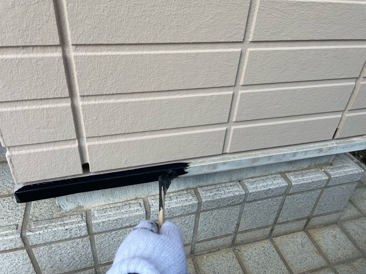 仕上げ塗装1回目です。