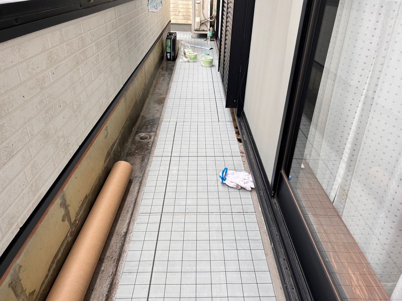 自着シートを張ります。