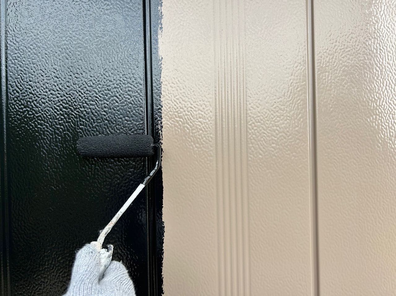 仕上げ塗装1回目です。