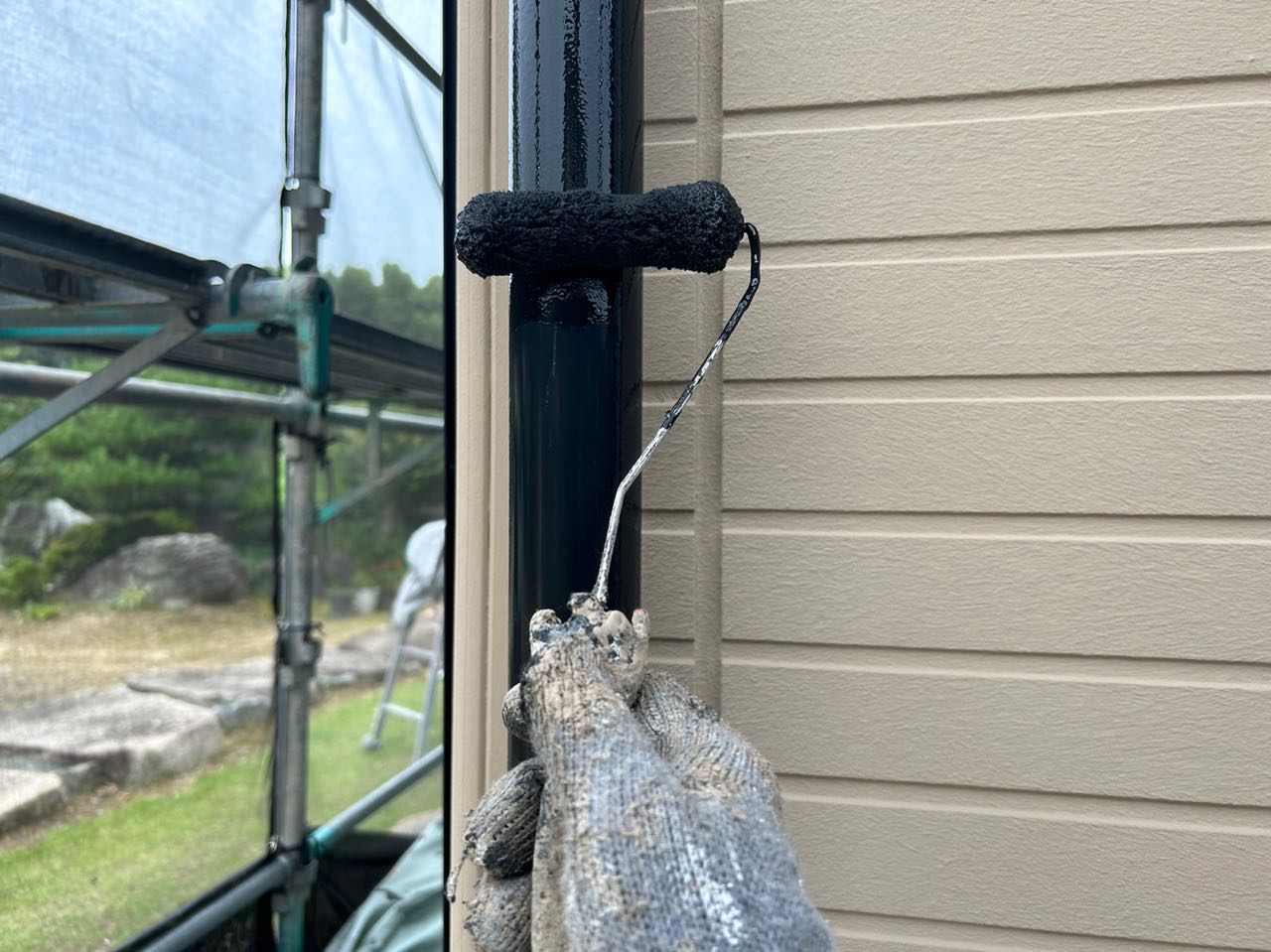 仕上げ塗装1回目です。