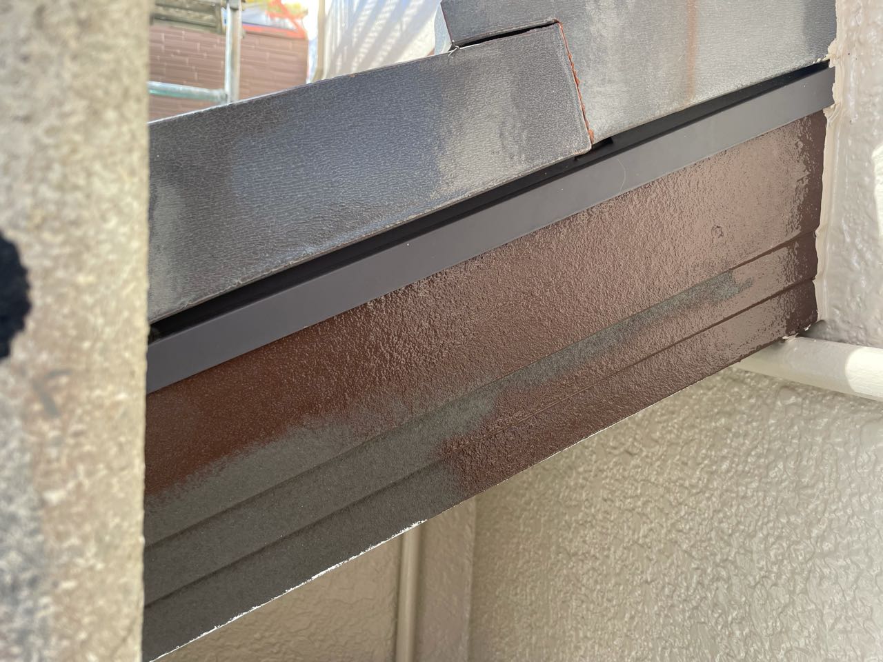 仕上げ塗装1回目です。