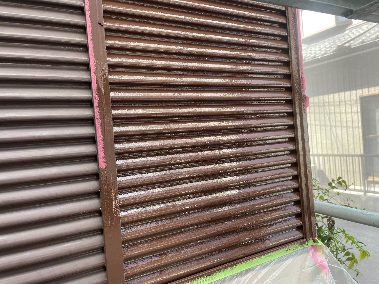 仕上げ塗装1回目です。