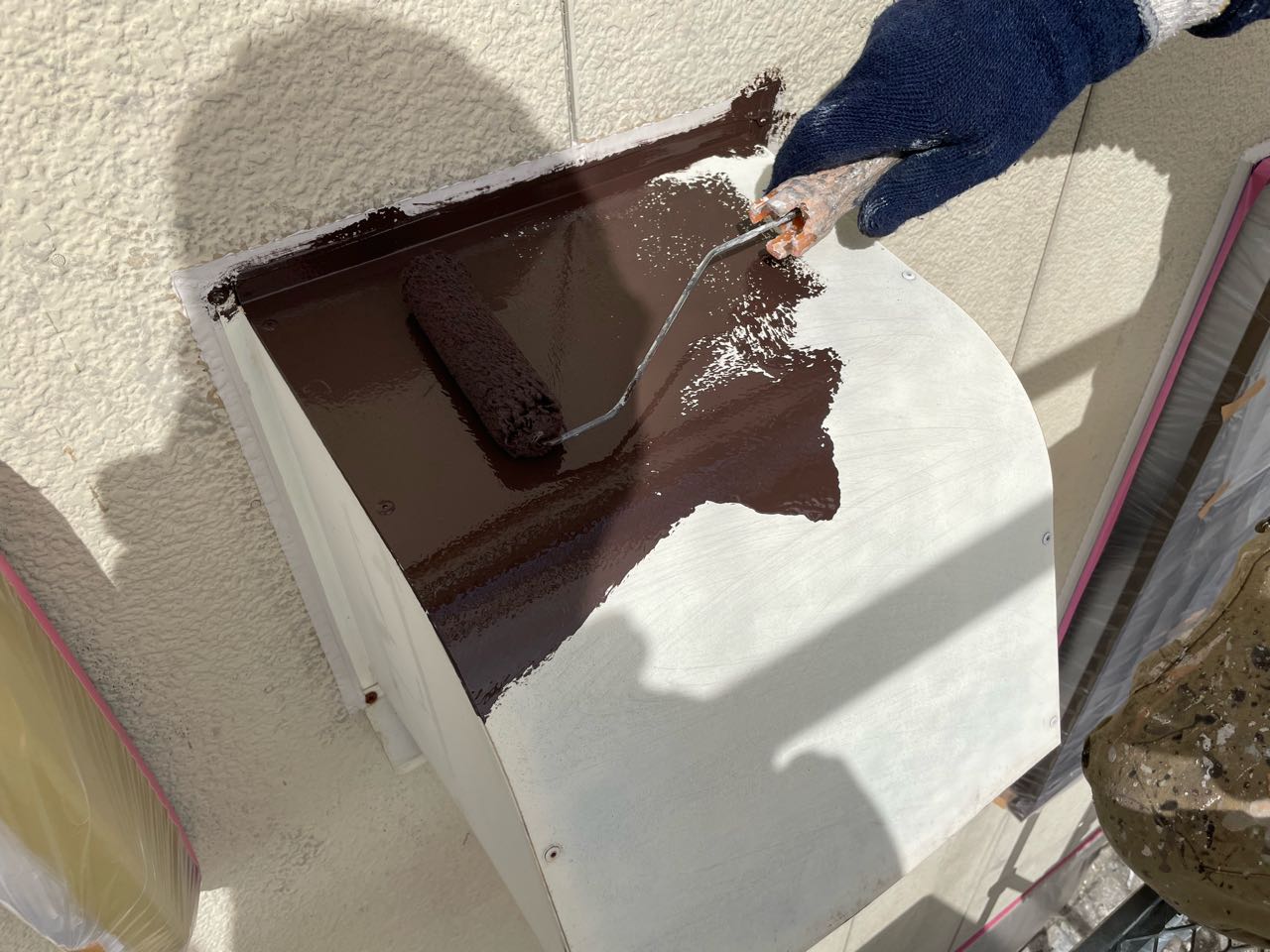 仕上げ塗装1回目です。