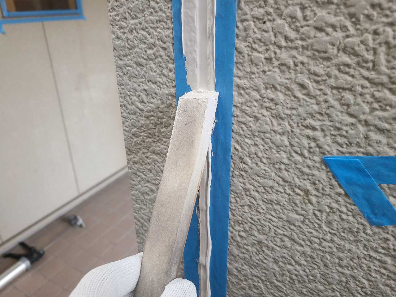 へらで押さえ込みます。