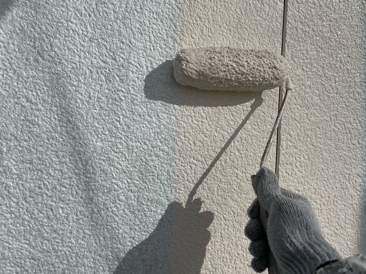 仕上げ塗装1回目です。