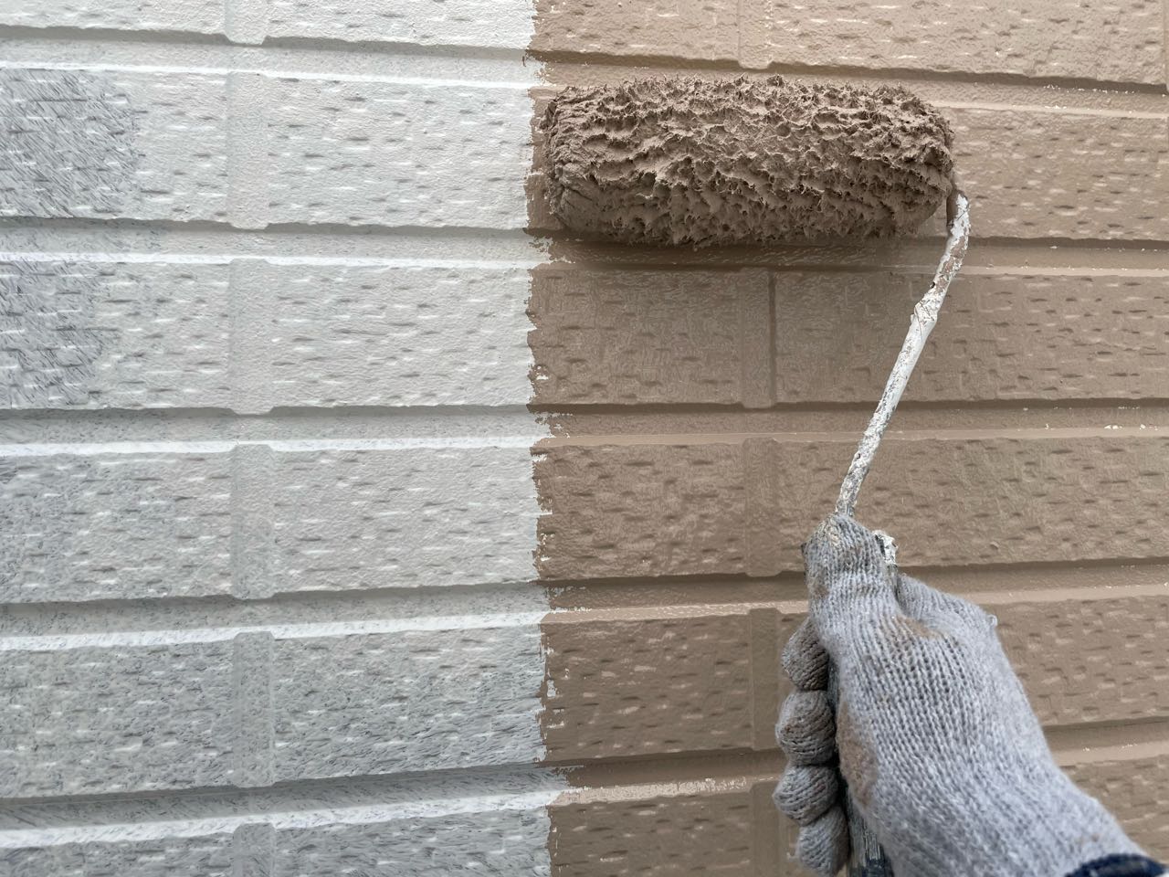 仕上げ塗装1回目です。