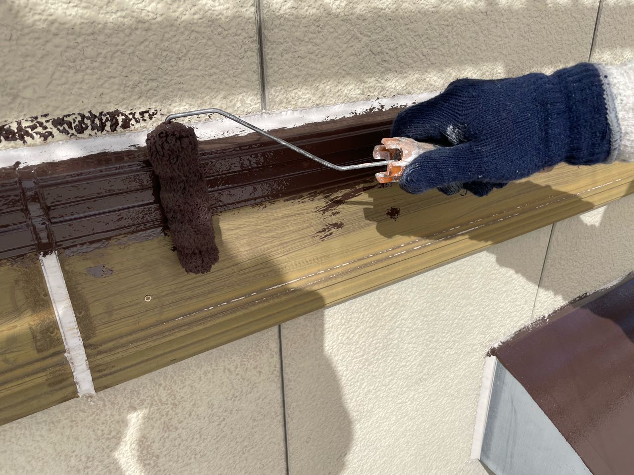 仕上げ塗装1回目です。