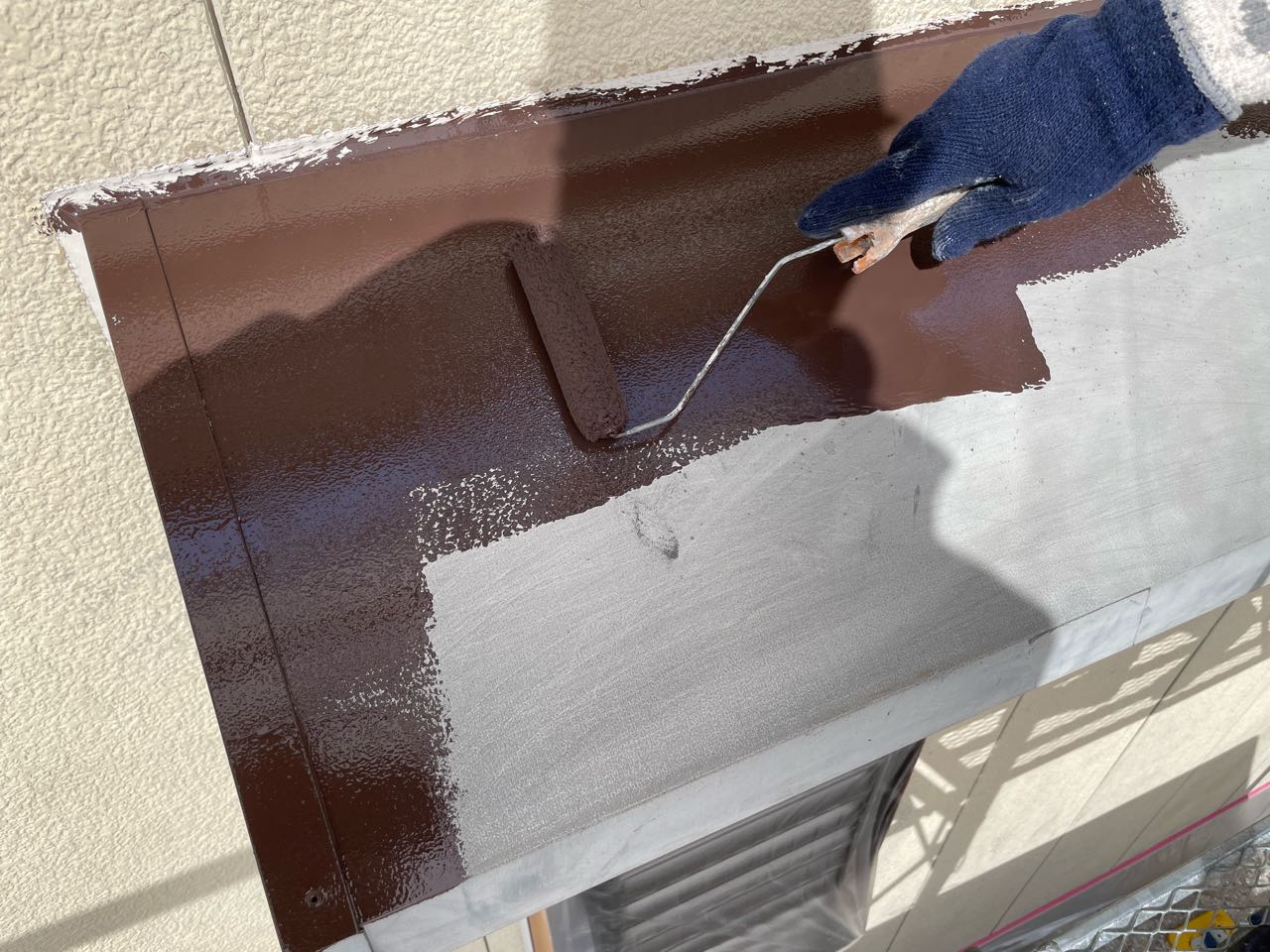 仕上げ塗装1回目です。