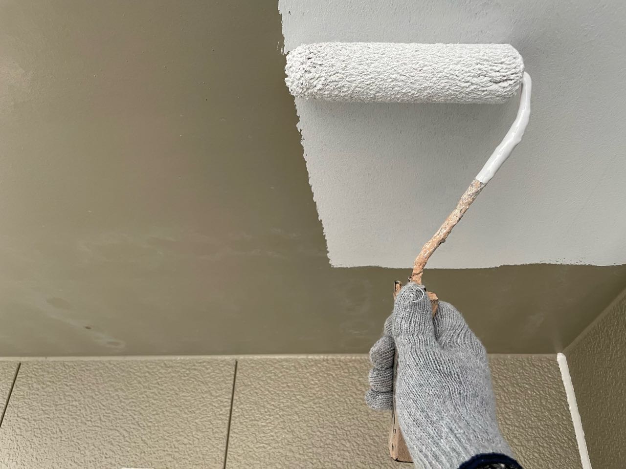 仕上げ塗装1回目です。