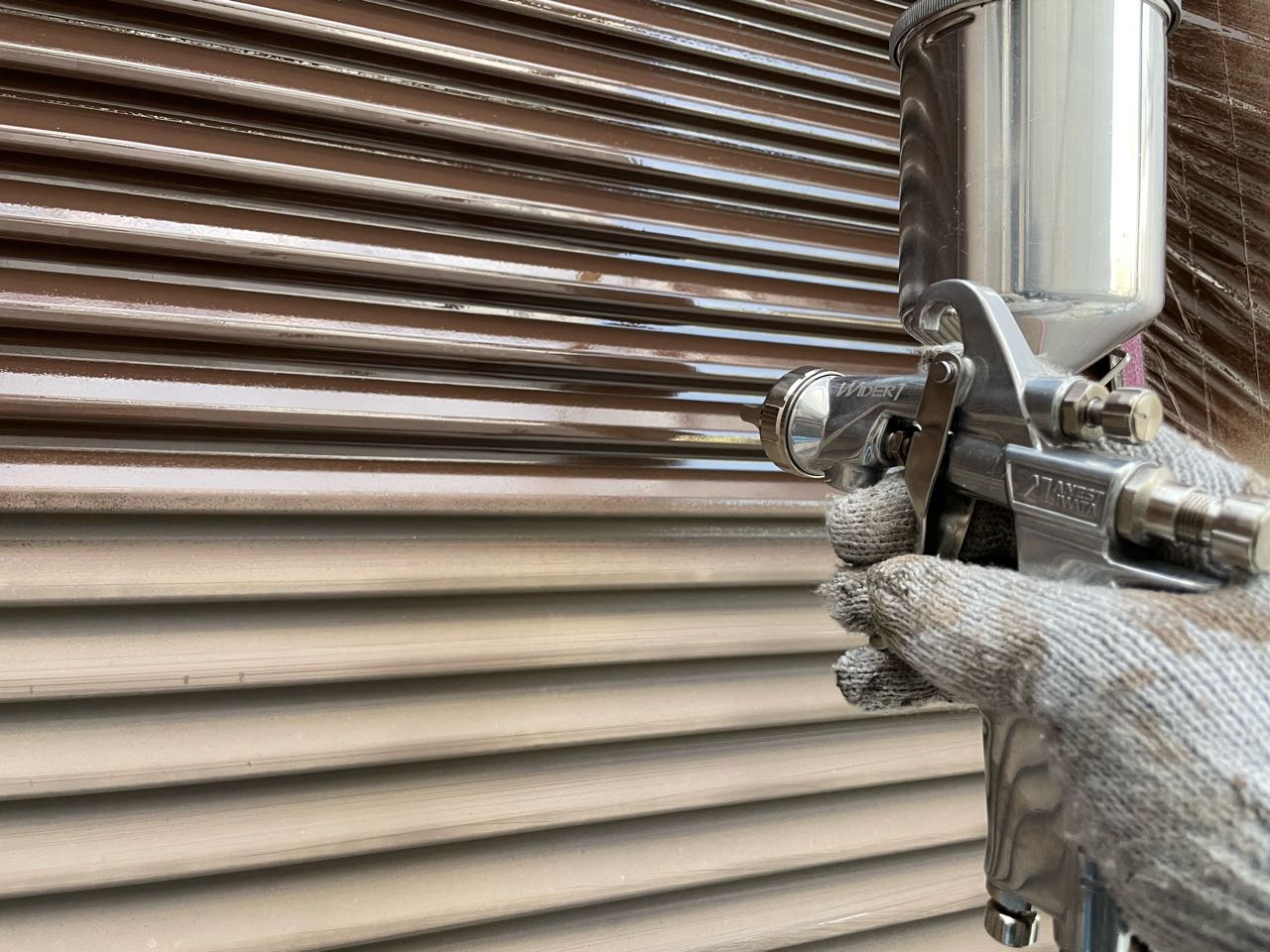 仕上げ塗装1回目です。