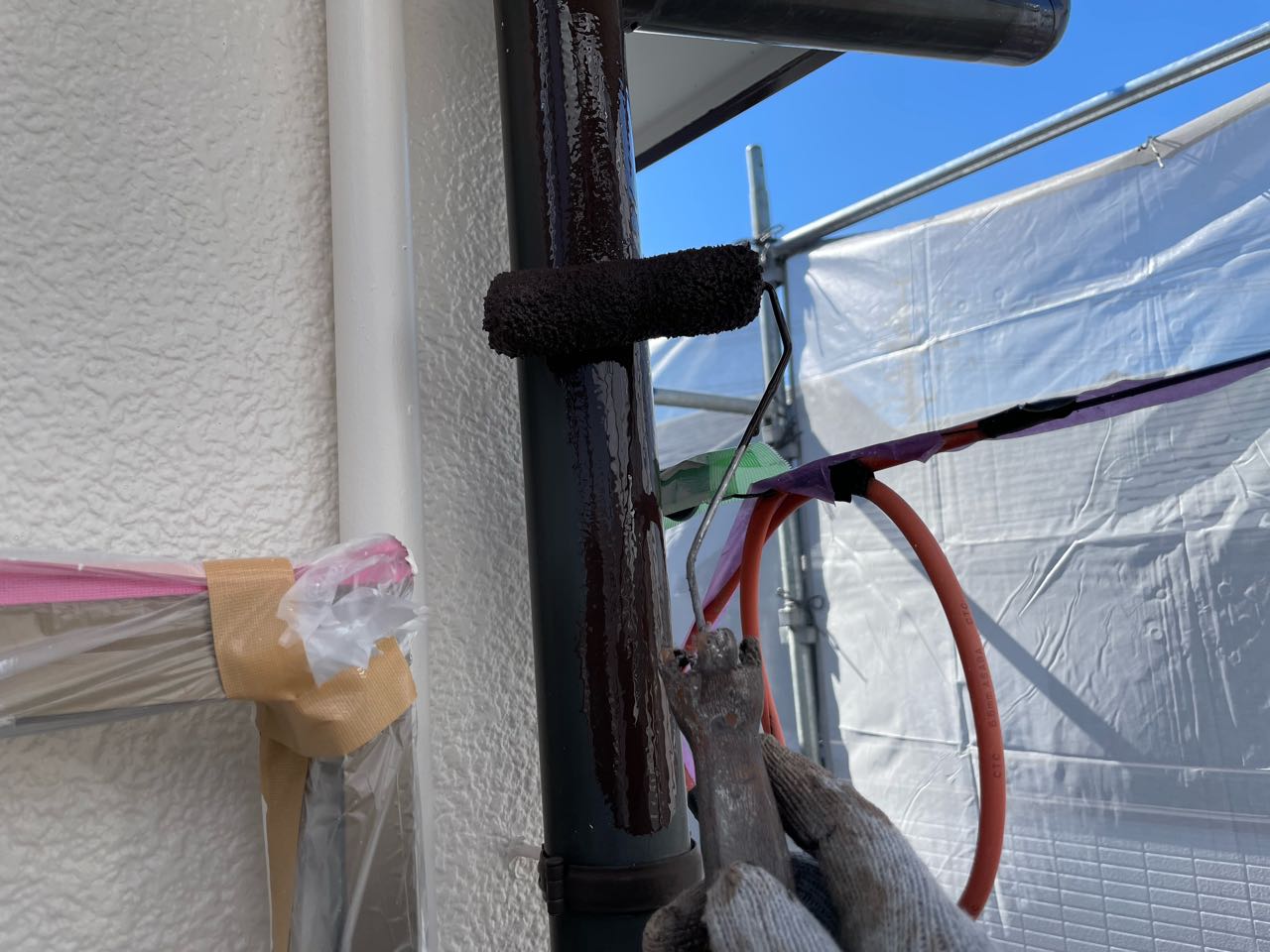 仕上げ塗装1回目です。