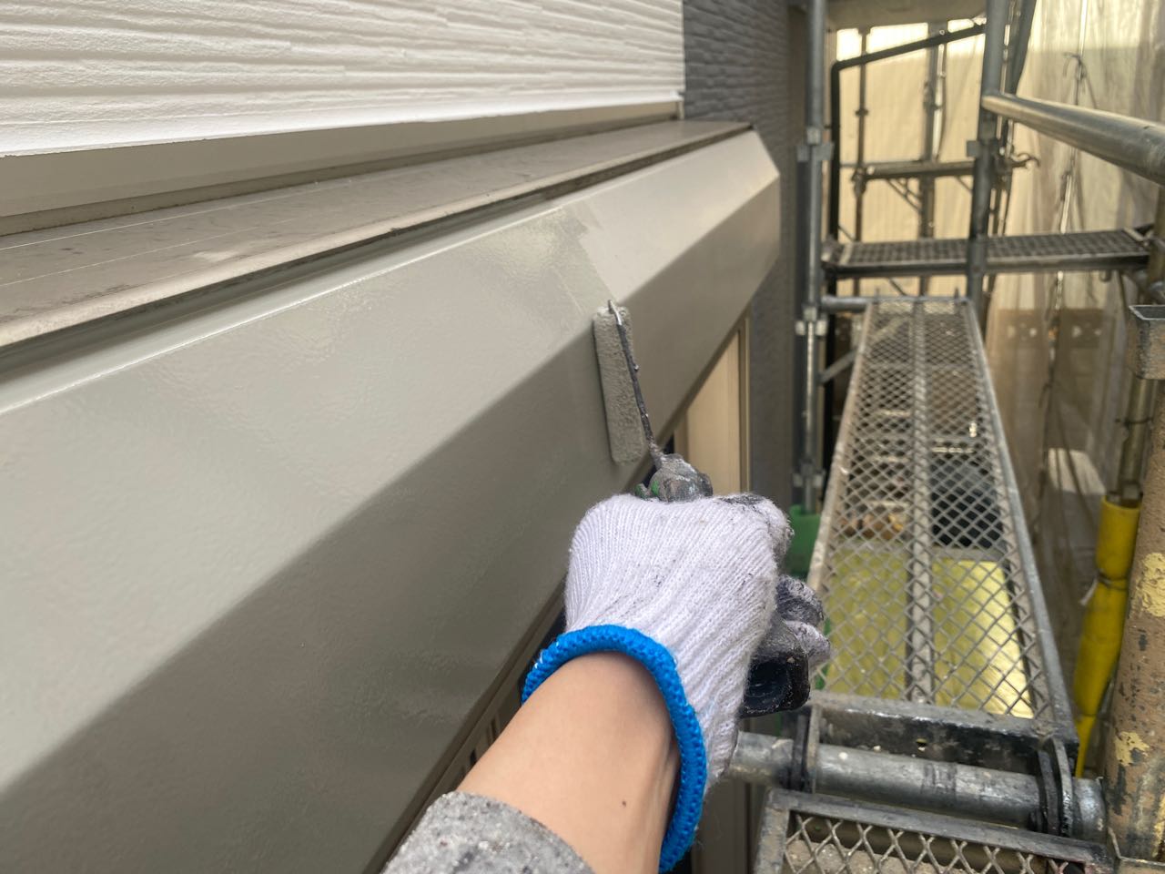 仕上げ塗装1回目です。