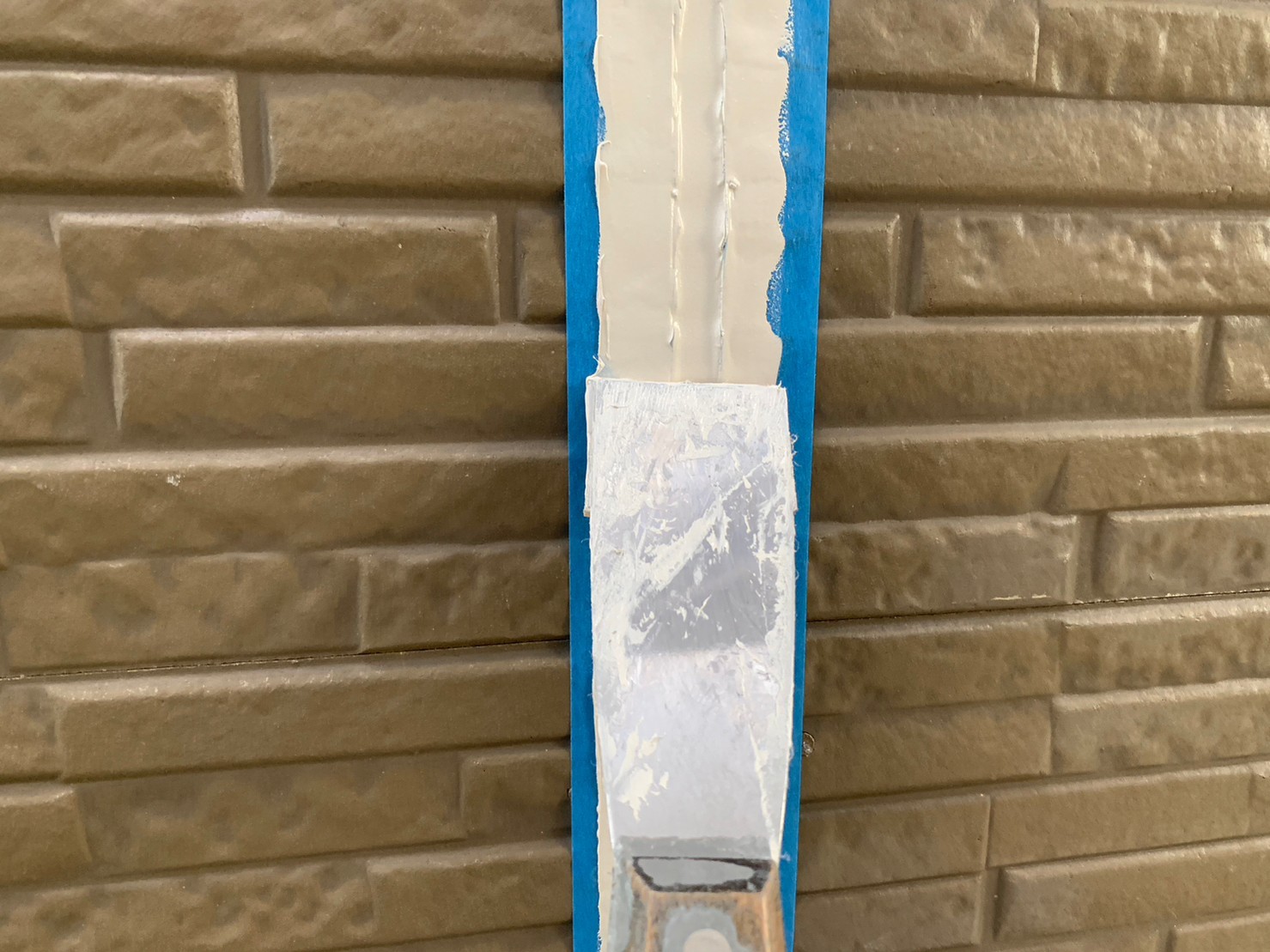 へらで押さえ込みます。