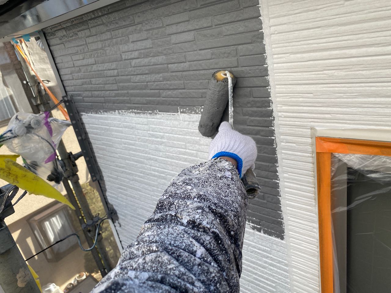 仕上げ塗装1回目です。