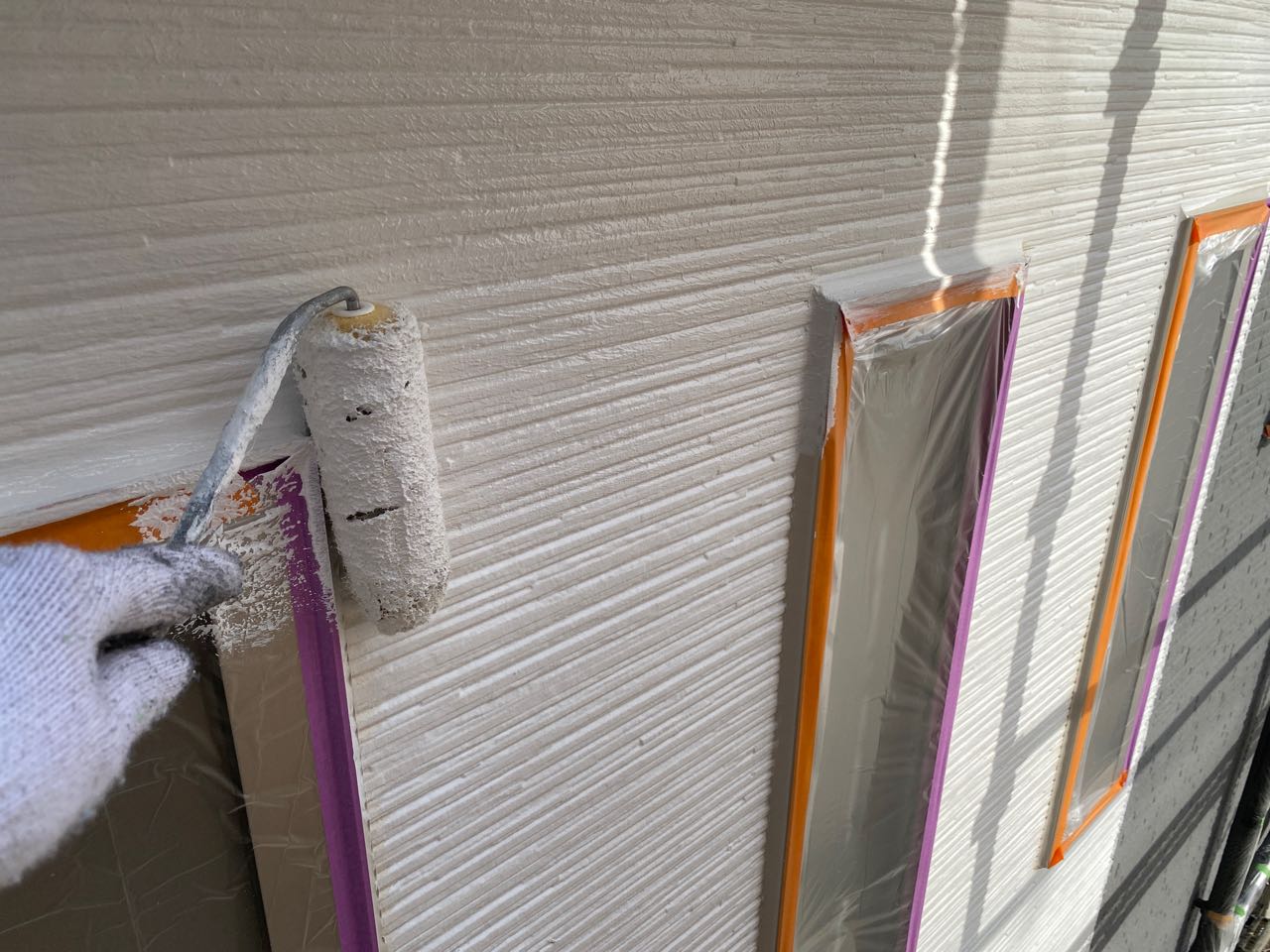 仕上げ塗装1回目です。