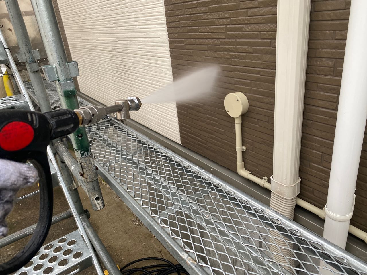 高圧洗浄します。