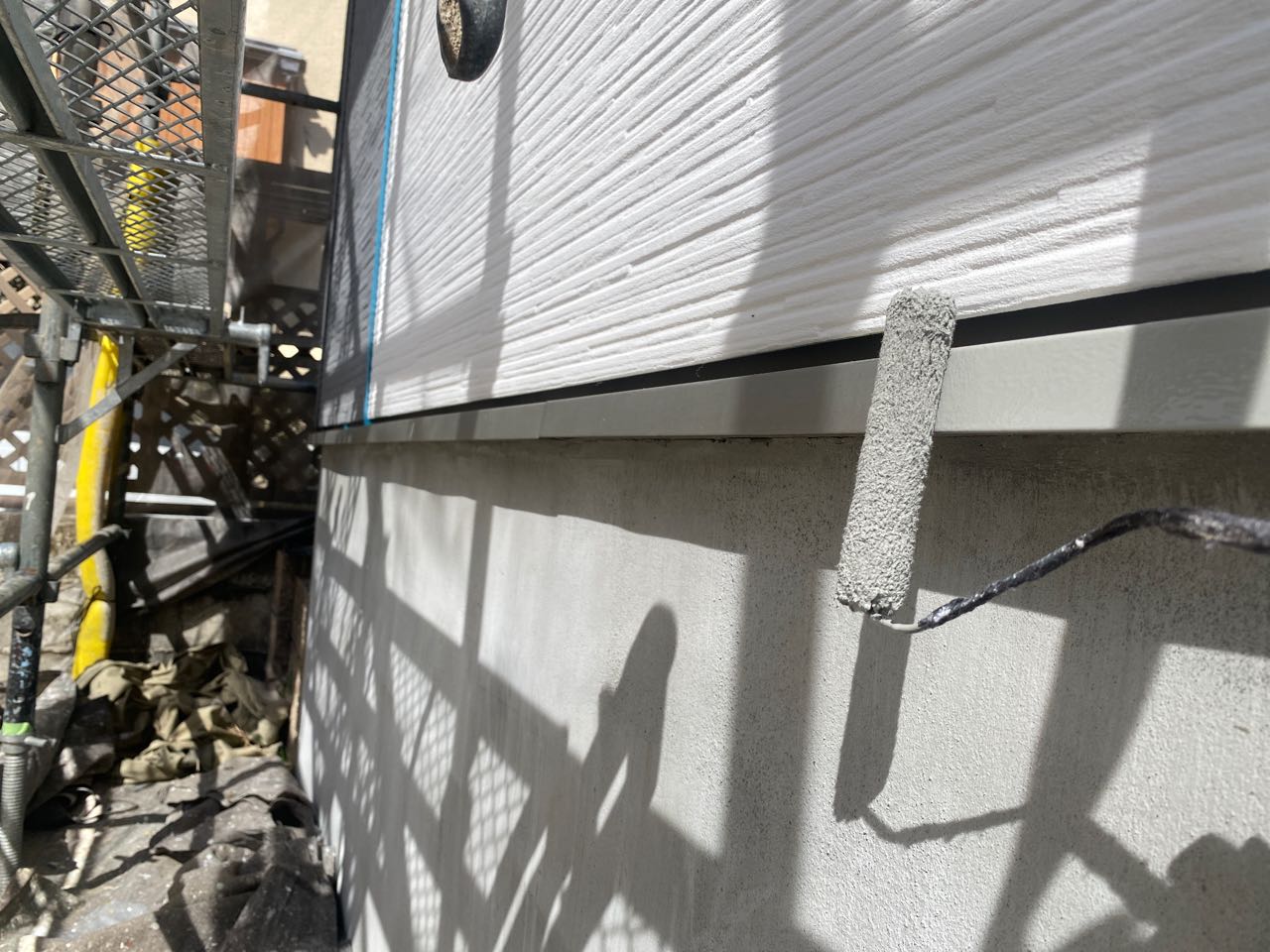 仕上げ塗装1回目です。