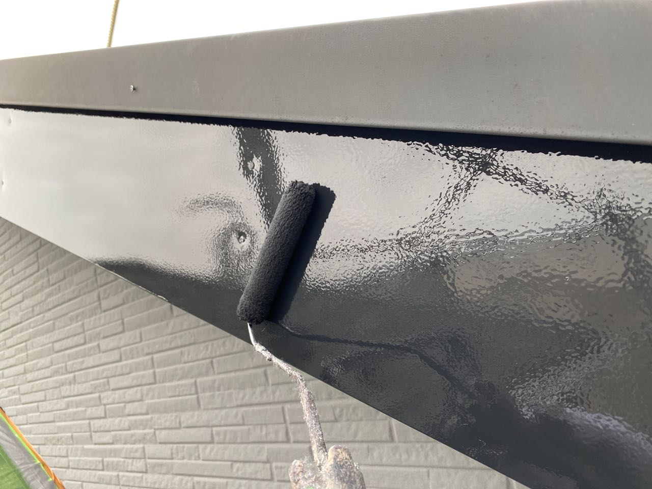 仕上げ塗装1回目です。