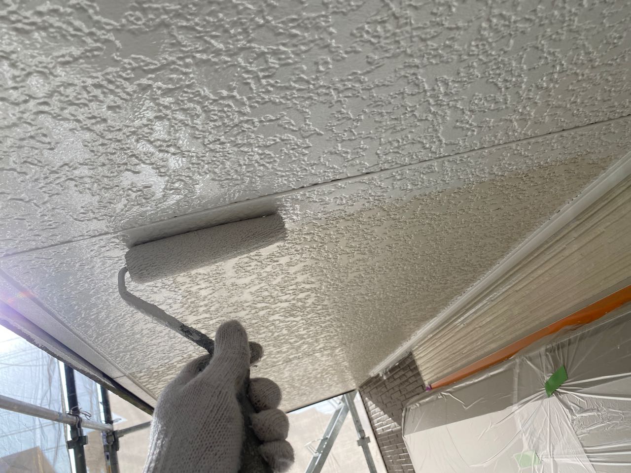 仕上げ塗装1回目です。