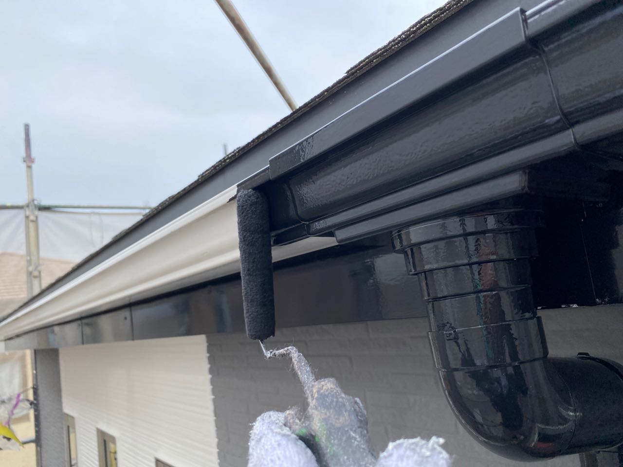 仕上げ塗装1回目です。