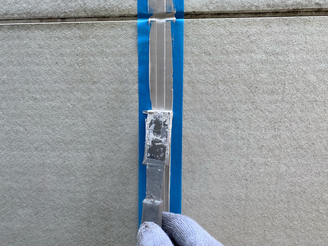 へらで押さえ込みます。