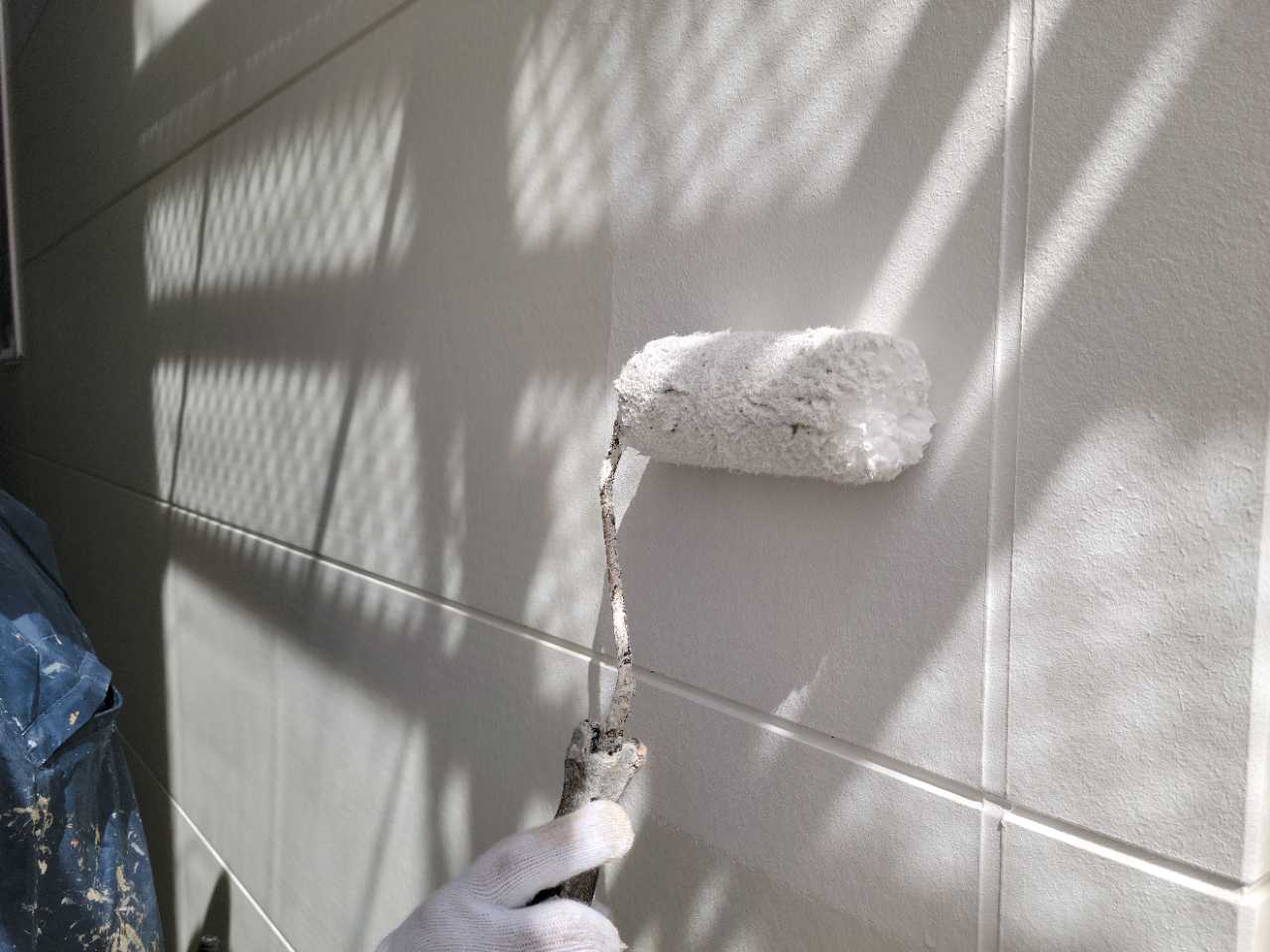 仕上げ塗装1回目です。