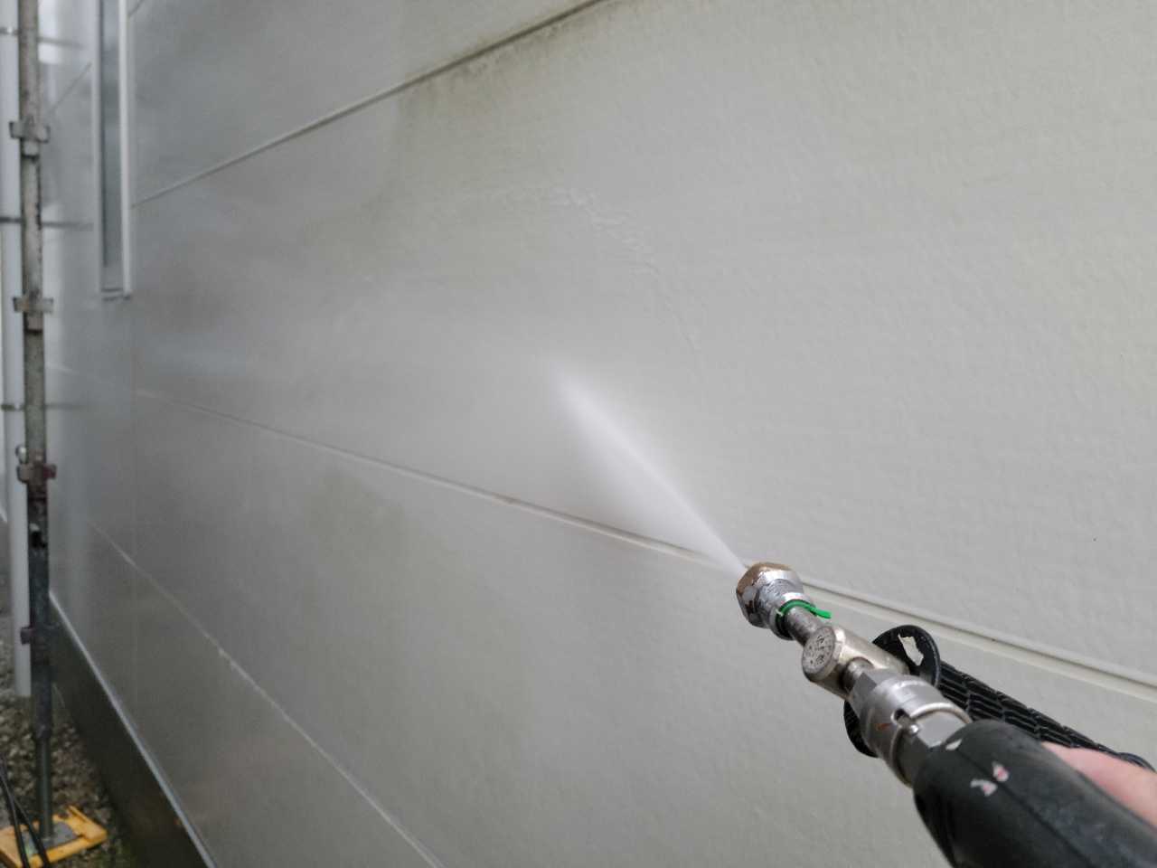 高圧洗浄します。