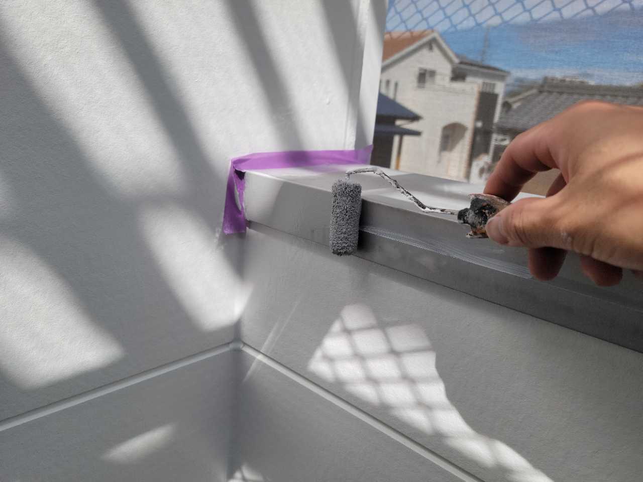 仕上げ塗装1回目です。